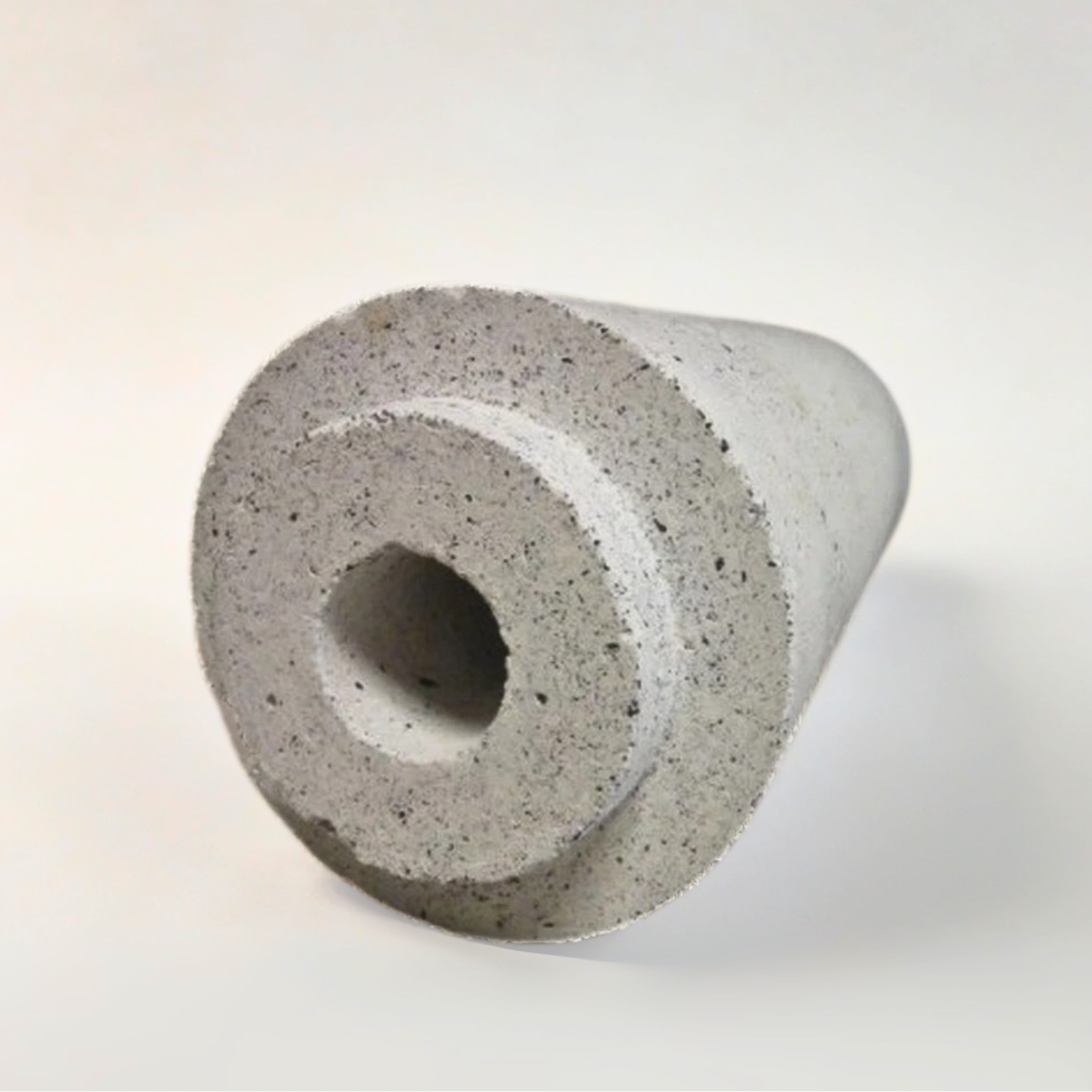 Sıvı bakırın kalıplara kontrollü aktarımını sağlayan refrakter tandiş nozulu