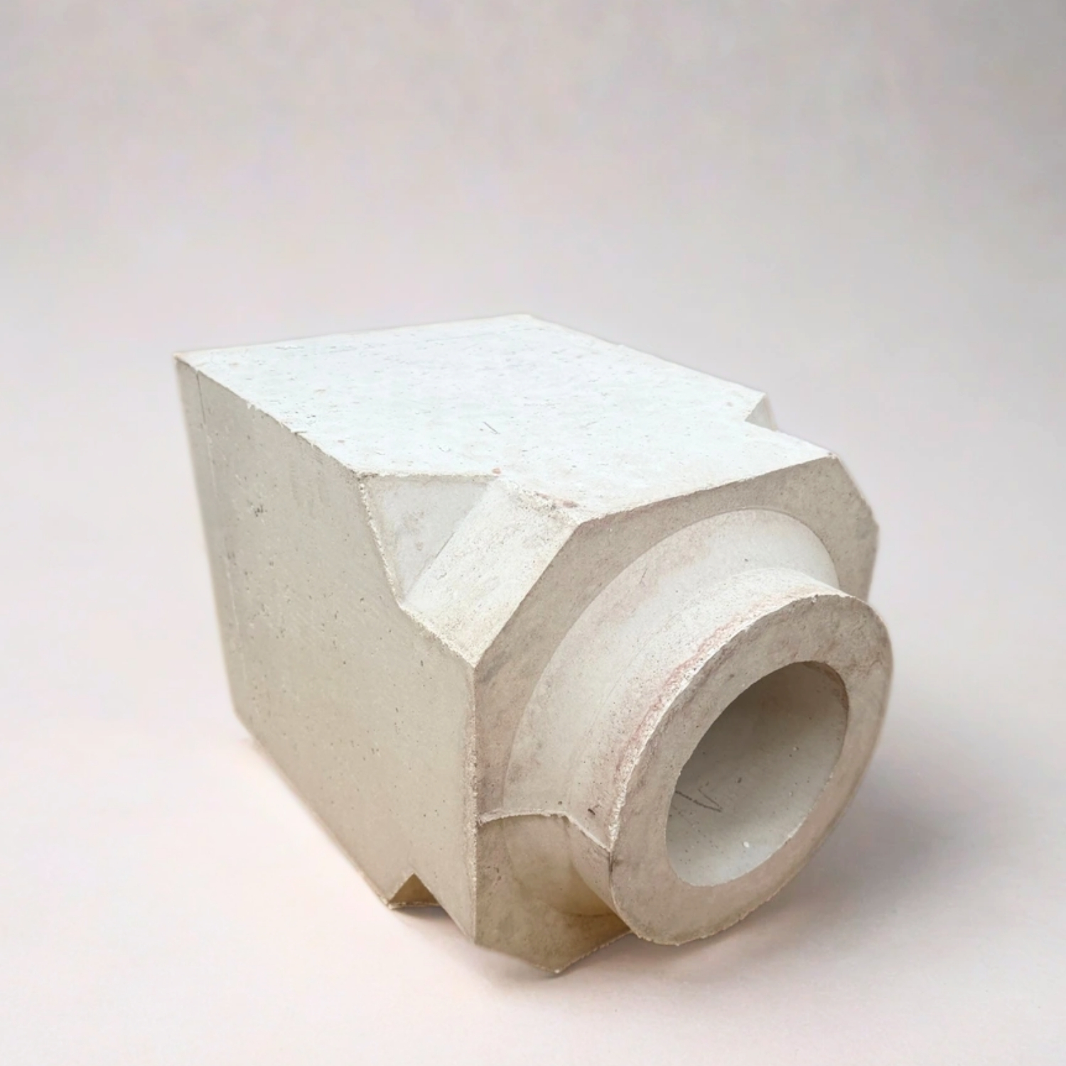 Sıvı metal akış kontrolünde kullanılan sürgü çanak tuğlası